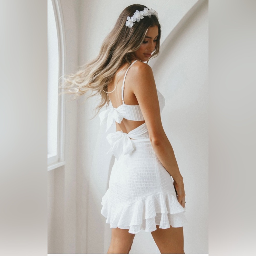 White selfie Leslie graduation  dress with double tie in back NWT size small